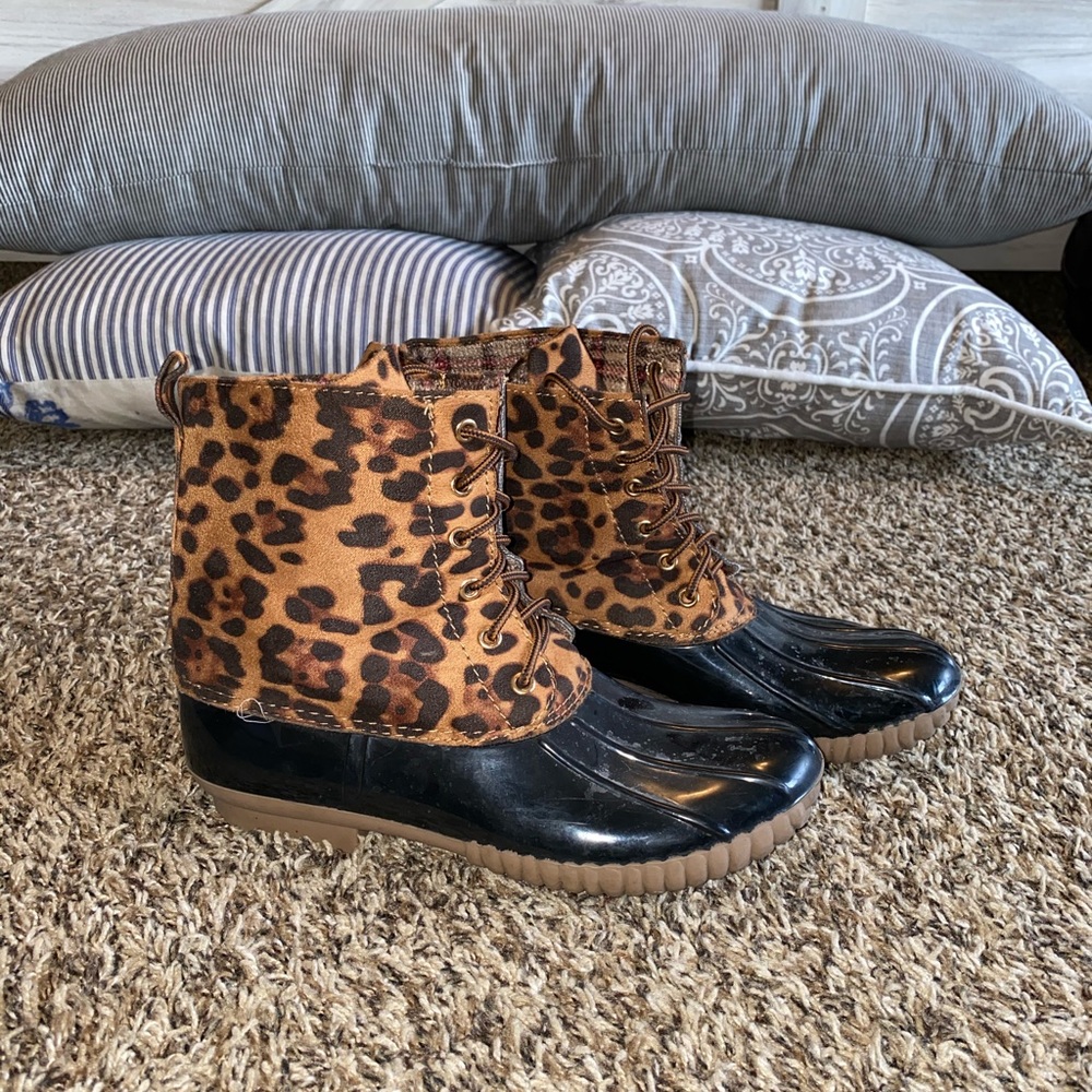 Leopard print / black duck boots
